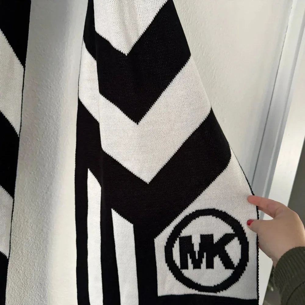 MK Chic Chevron Knit Michael Kors Logo Wrap Scarf Derby Modern Luxury LIKE NEW